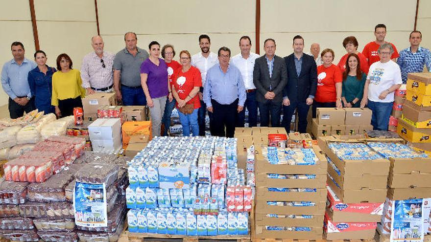 Entrega de alimentos de empresarios de Arinaga a Cáritas.