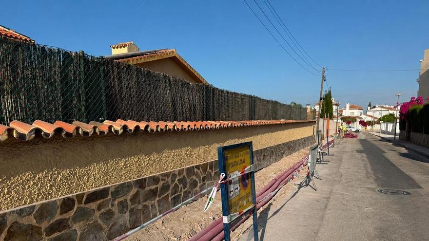Rincón de la Victoria reurbaniza la calle Miró, en La Cala del Moral, con nuevas aceras, alumbrado LED y telecomunicaciones soterradas