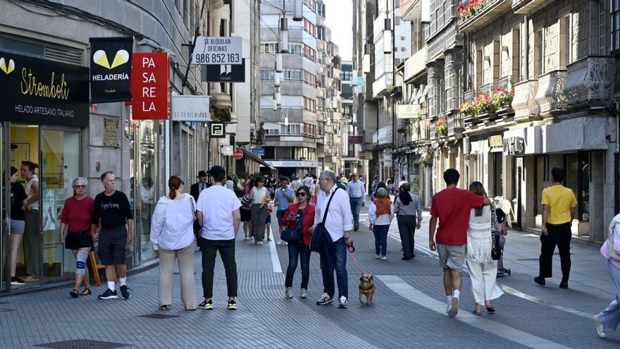 Gente paseando por Pontevedra.