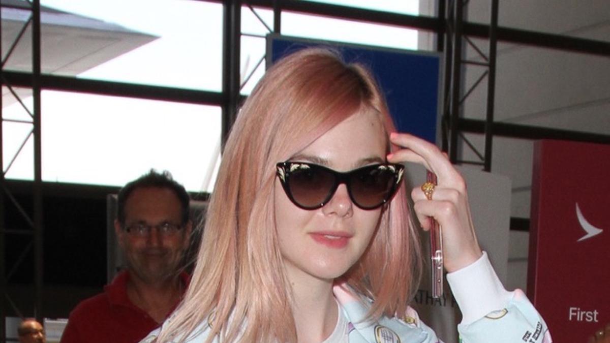 Elle Fanning con gafas estilo 'ojo de gato'