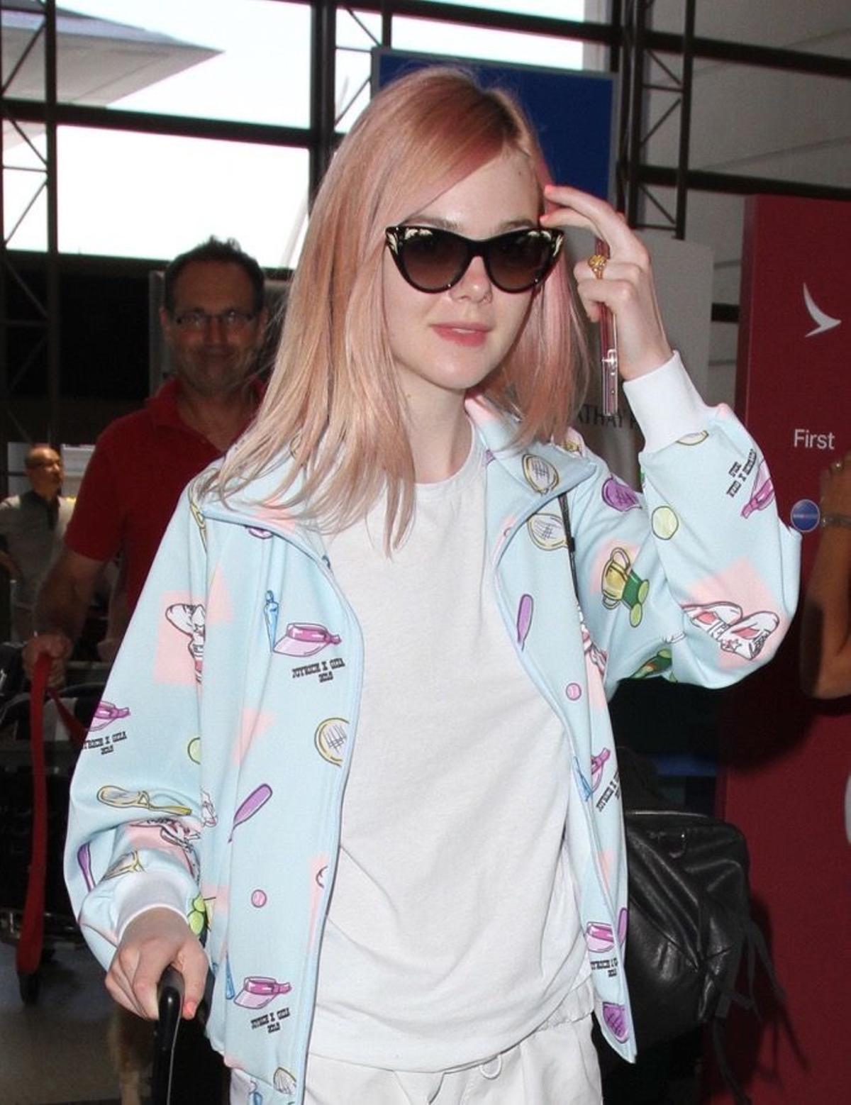 Elle Fanning con gafas estilo 'ojo de gato'