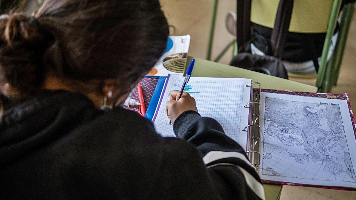 Una alumna canaria en el aula.