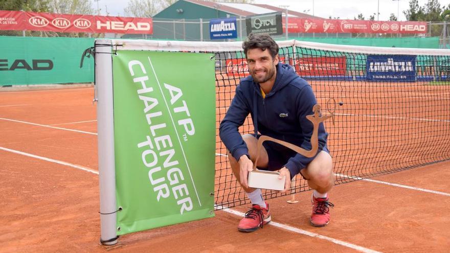 El conquense Andújar, tras ganar la primera edición del Ferrero Challenger de Villena.