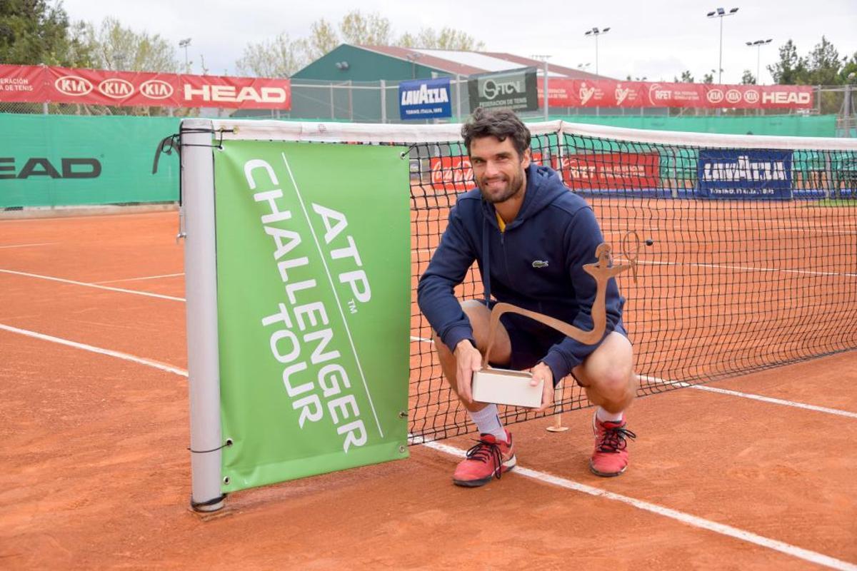 El conquense Andújar, tras ganar la primera edición del Ferrero Challenger de Villena.