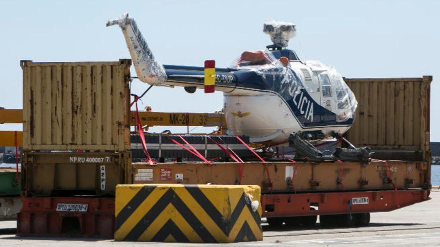 Un helicóptero de la Policía Nacional hace transbordo en La Luz de camino a Senegal