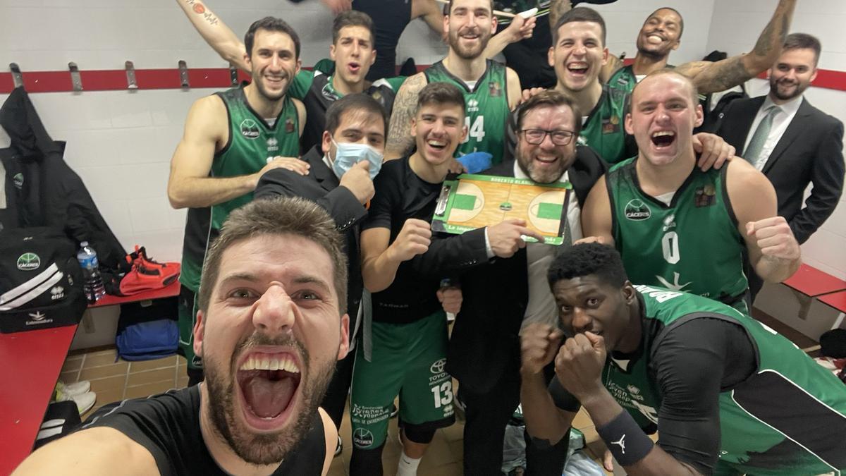 Los jugadores y técnicos del Cáceres celebran la victoria ante el Prat en los vestuarios del pabellón Joan Busquets.