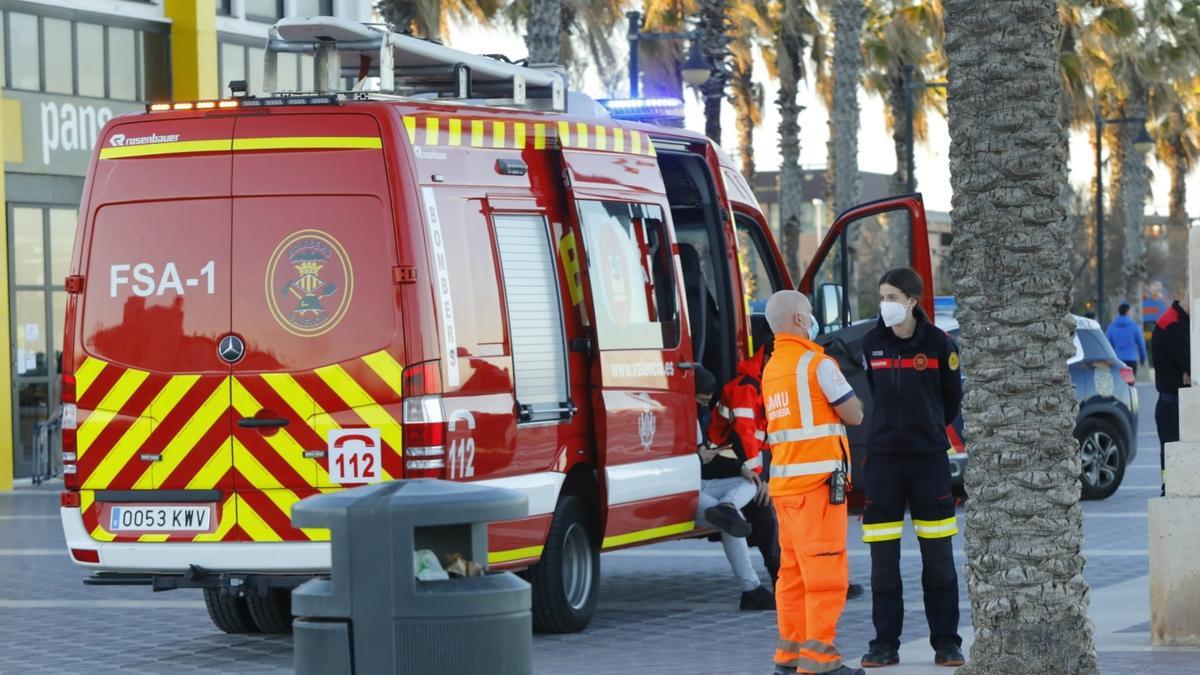 Buscan a un joven engullido por el mar en la playa de la Malva-rosa