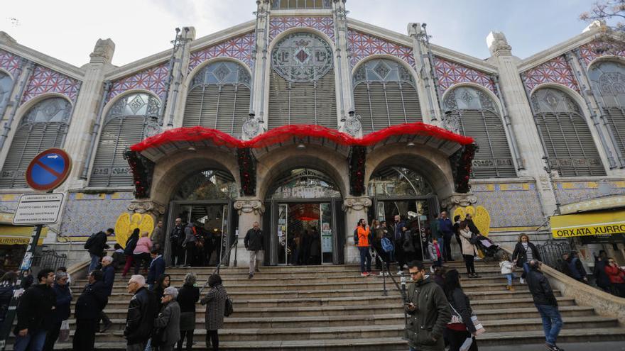 Los vendedores del Mercado Central cargan contra los cortes de tráfico en Navidad