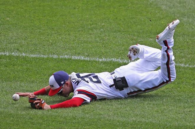 Danny Mendick # 20 de los Medias Blancas de Chicago se lanza, en la segunda entrada contra los Mellizos de Minnesota.