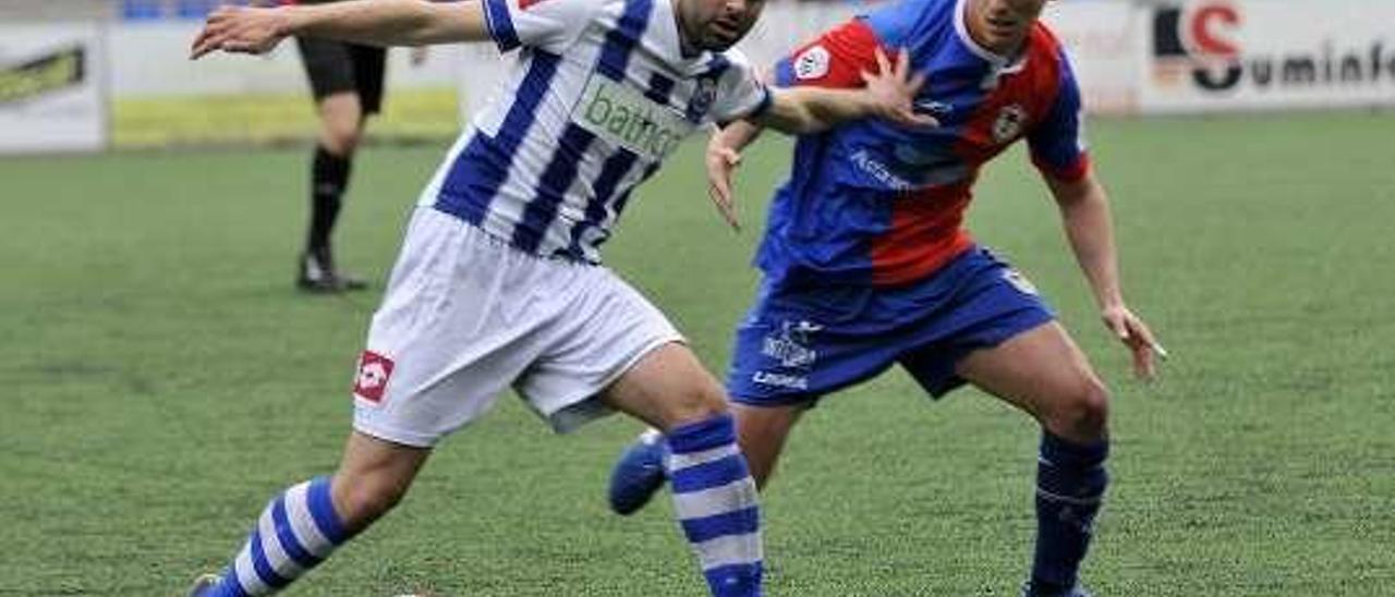 Riki pugna por un balón en el partido ante la Gimnástica.