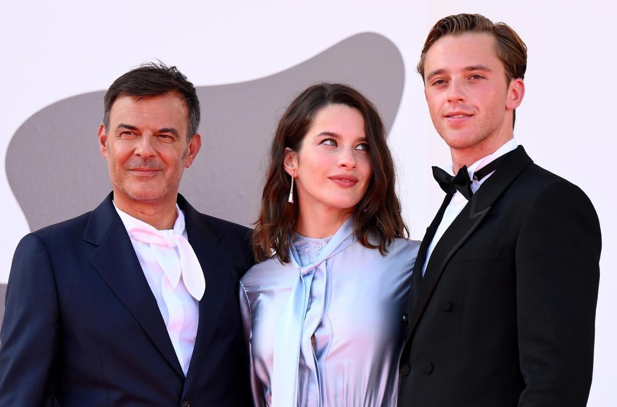 El director francés François Ozon (izq.) y los actores franceses Rebecca Marder (centro) y Benjamin Voisin (der.) llegan a la proyección de 'L'Etranger' (El extranjero) durante la 82.ª edición del Festival Internacional de Cine de Venecia, en Venecia.
