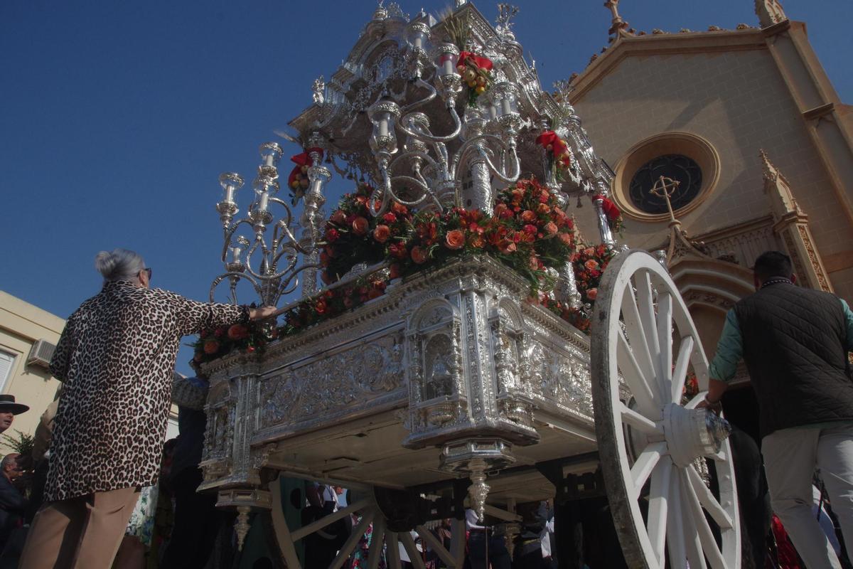 La Hermandad de Málaga sale en procesión hacia la Aldea del Rocío