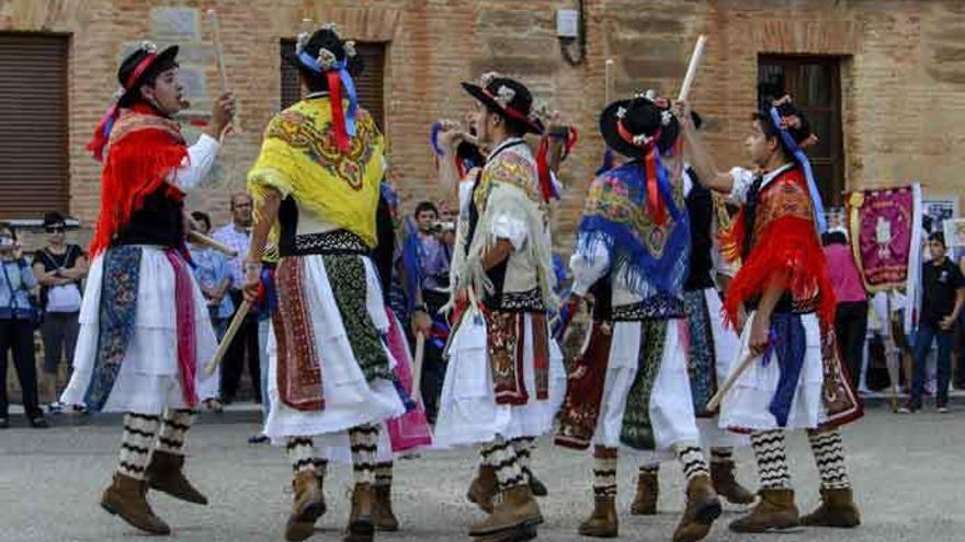 Actuación de grupo de paloteros en una plaza de Tábara.