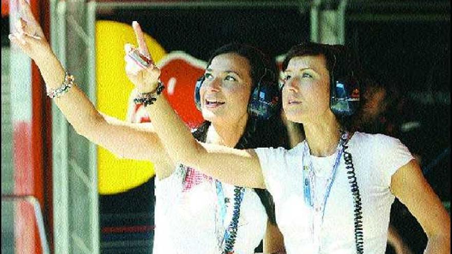 Sonia López, a la izquierda, y Tatiana Kuztnesova, en el interior del box del equipo Red Bull durante los entrenamientos de ayer por la mañana.