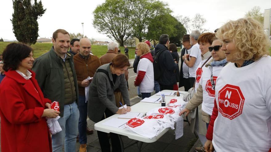 Carmen Moriyón estampa su firma en las inmediaciones del rastro, con Jesús Martínez Salvador, Pelayo Barcia (tapado parcialmente por este), Adrián Pumares y Montserrat López Moro esperando su turno.