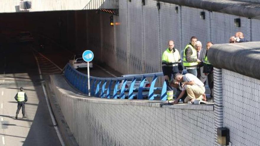 Técnicos, revisando, ayer, la pared de recubrimiento donde están los daños, y el muro de carga.  // R. Grobas