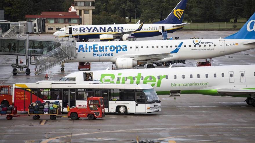 Aviones de Ryanair, Air Europa y Binter en el aeropuerto de Vigo.