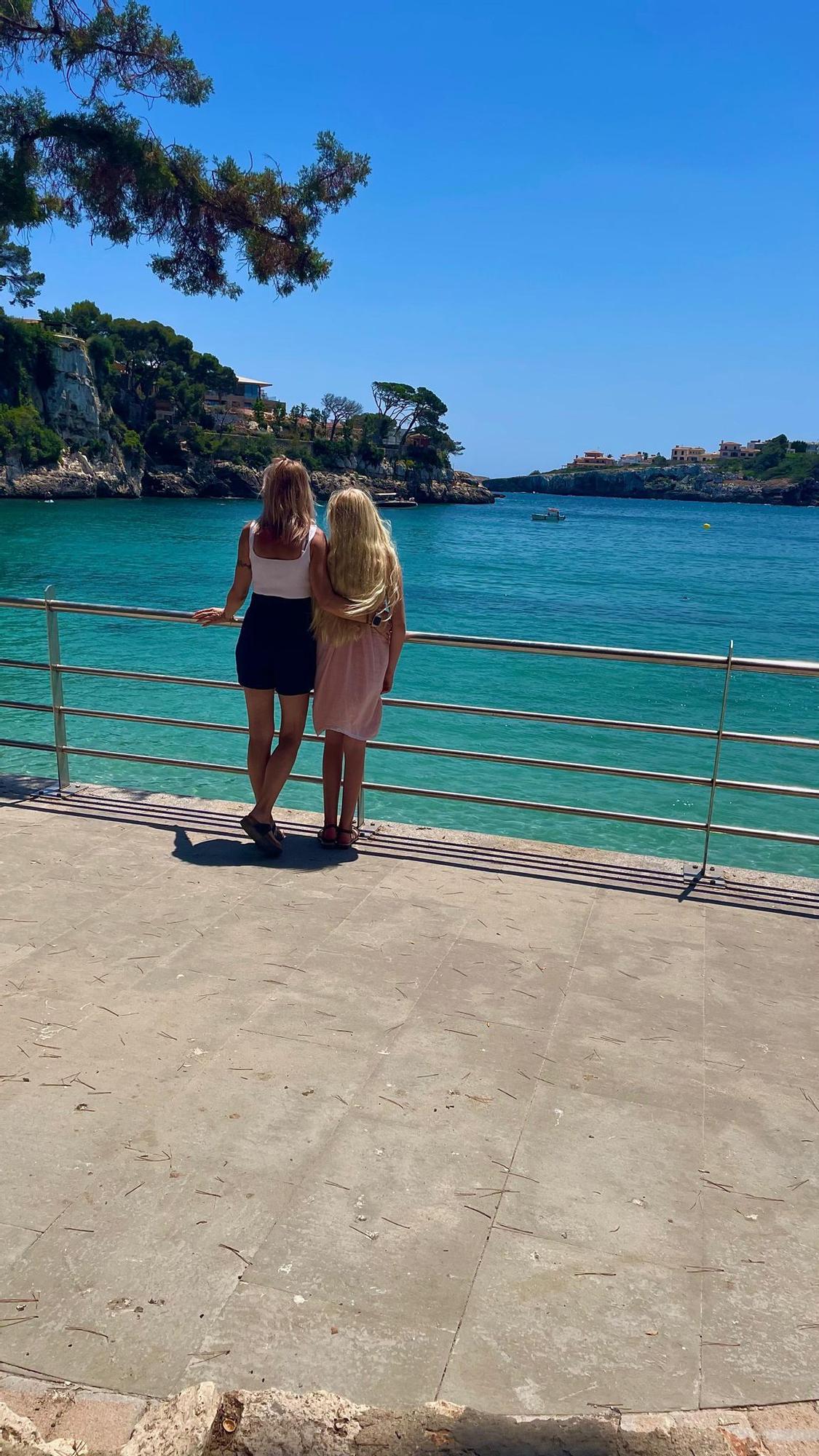 Sind glücklich auf Mallorca: Steffi Mersch und ihre Tochter Nayla.