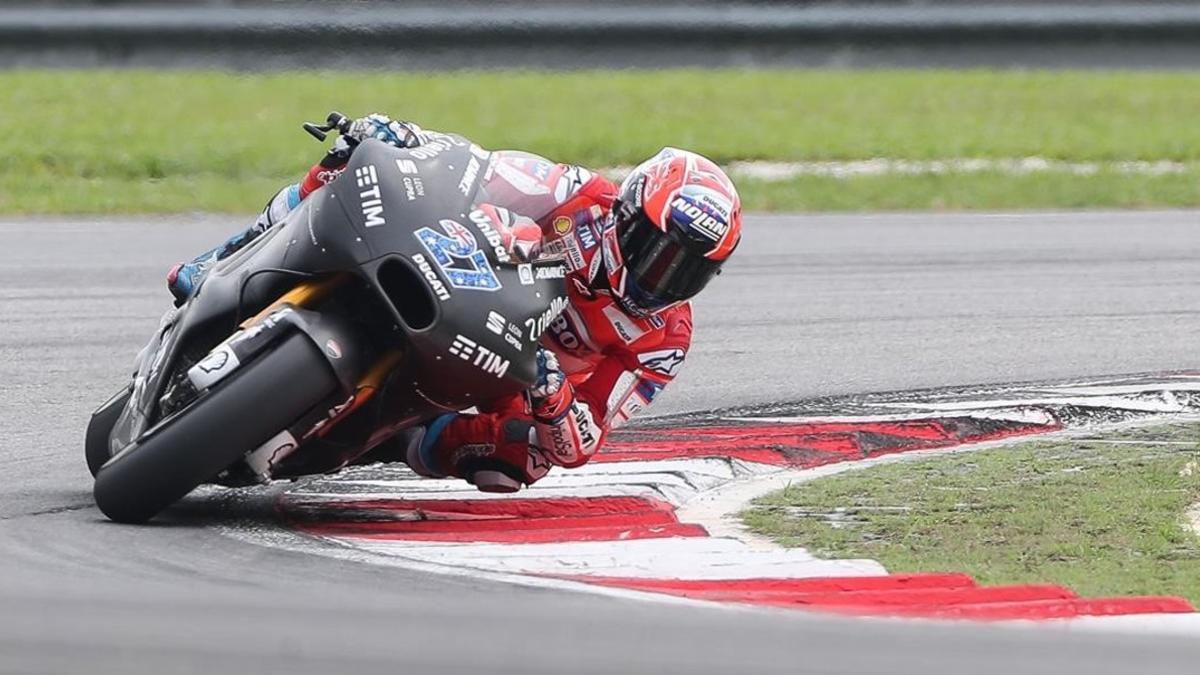 El australiano Casey Stoner, hoy, en los ensayos de Sepang (Malasia), con la Ducati.