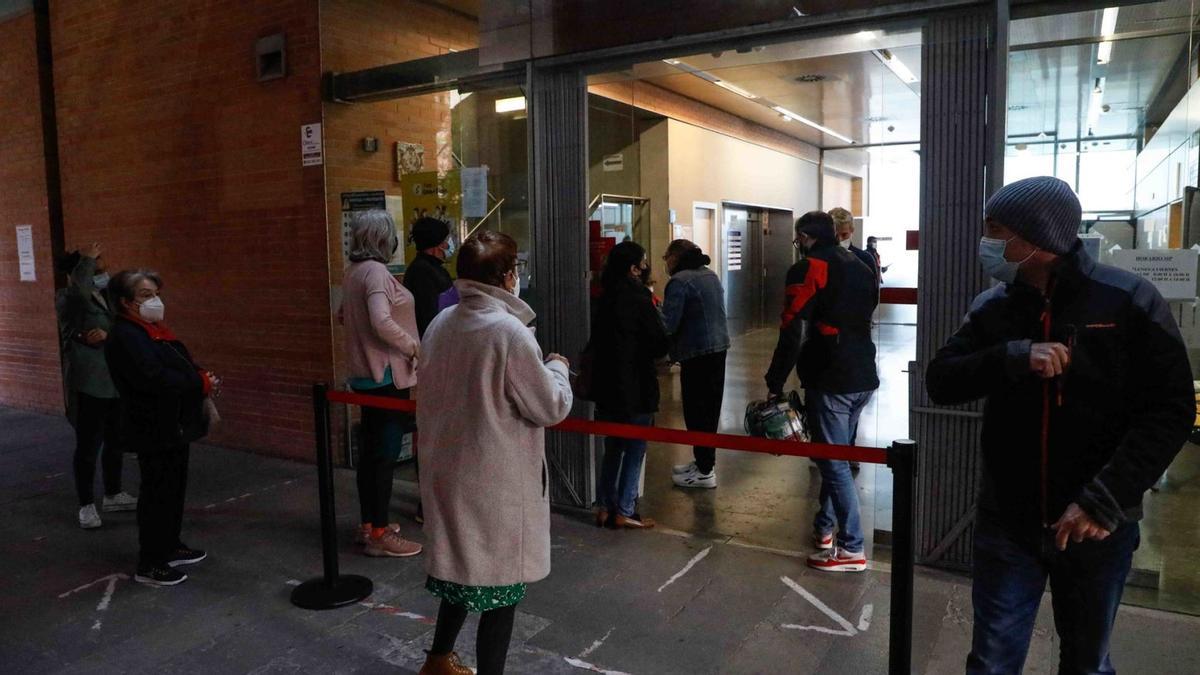 Usuarios de la sanidad pública esperan a ser atendidos en el centro de salud de Guillem de Castro de València.  | M. A. MONTESINOS