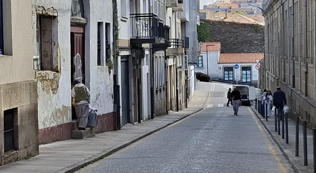 Varias de los jóvenes del colectivo 'A Miñoca' en la puerta del inmueble okupado