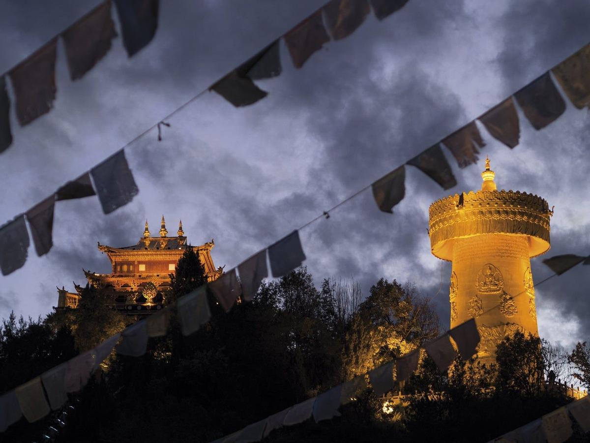 Templo Dorado y rueda gigante de plegarias