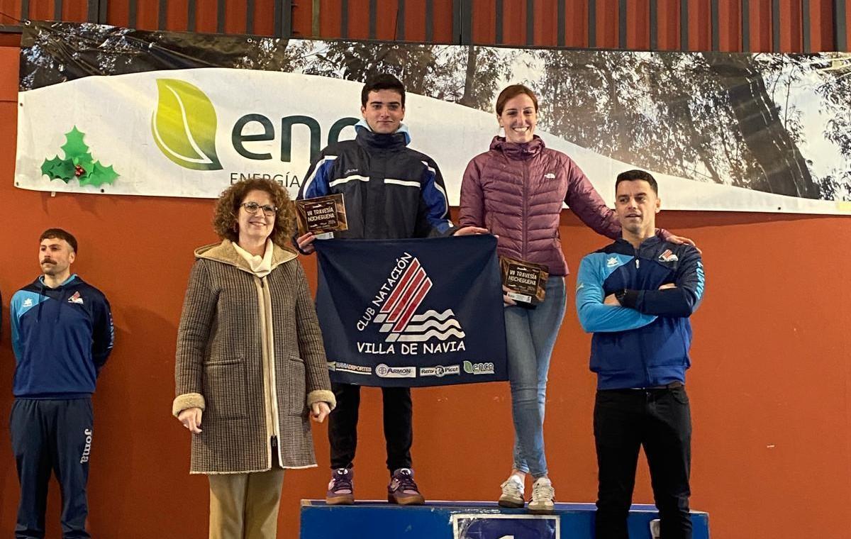 Los ganadores absolutos acompañados de la alcaldesa, Ana Isabel Fernández y el vicepresidente del Villa de Navia, Eduardo Galán.