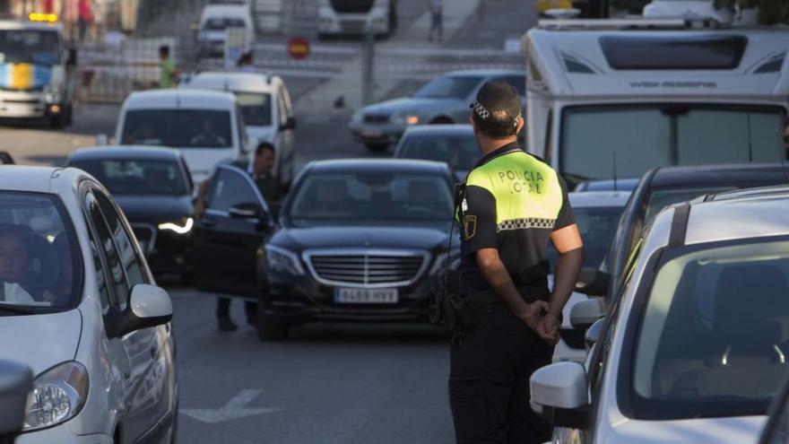 Un policía local entre el tráfico de la avenida Isla de Corfú