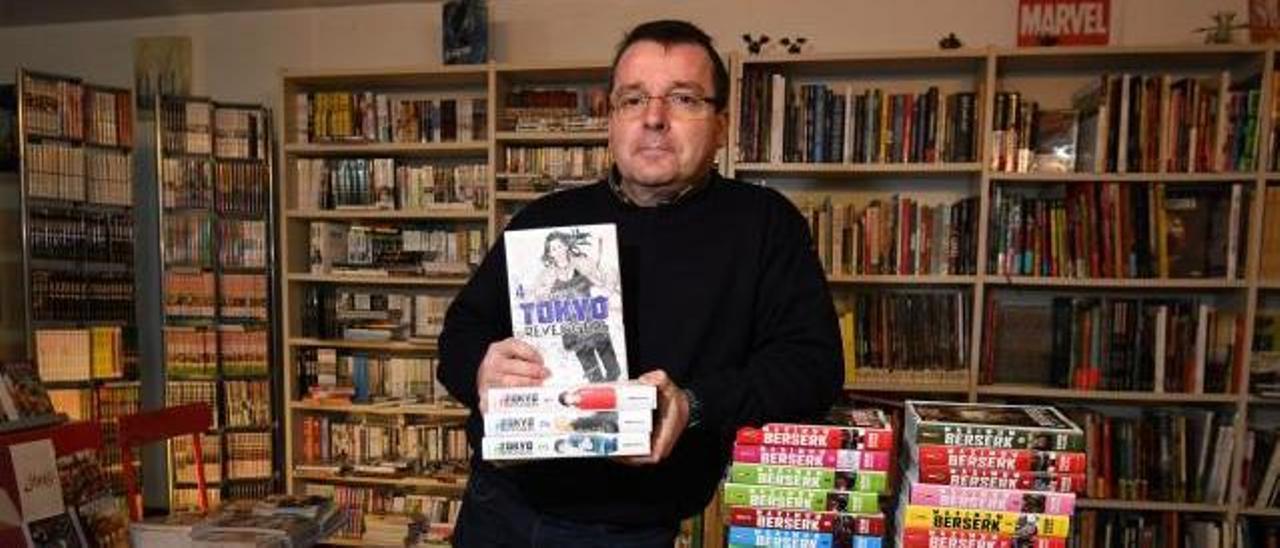 Fernando Iglesias, de Librería Baroja, con algunos de los títulos más vendidos en su comercio.   | // G. SANTOS