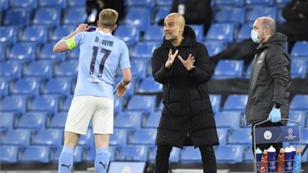 Guardiola dando indicaciones a De Bruyne