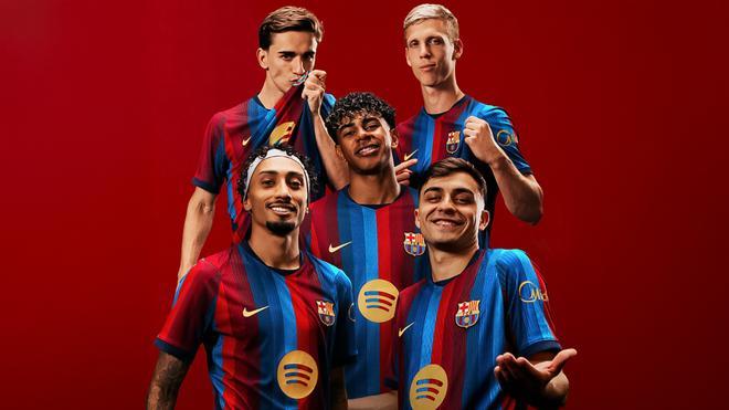 El Barça presenta la camiseta para la próxima temporada con un espectáculo en el Macba