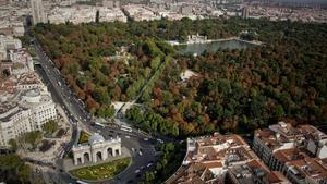 GRA233. MADRID, 6/09/2013.- Foto de archivo, tomada el 27/09/2009, de una vista aérea de la Puerta de Alcalá y del parque de El Retiro, zonas emblemáticas de la capital de España. Madrid, Estambul y Tokio conocerán mañana la decisión de los miembros del Comité Olímpico Internacional (COI) que elegirán, en Buenos Aires (Argentina), la sede de los Juegos Olímpicos de 2020. EFE/Emilio Naranjo