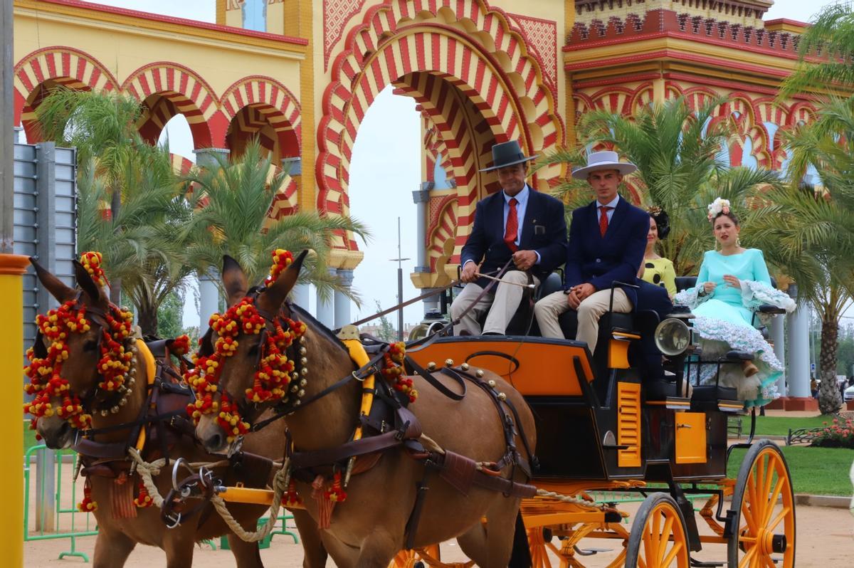 Un coche de caballos en la portada de la Feria, este domingo.