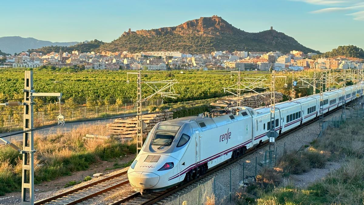 Descuentos limitados en Renfe: así es la nueva Tarjeta Dorada para viajar barato