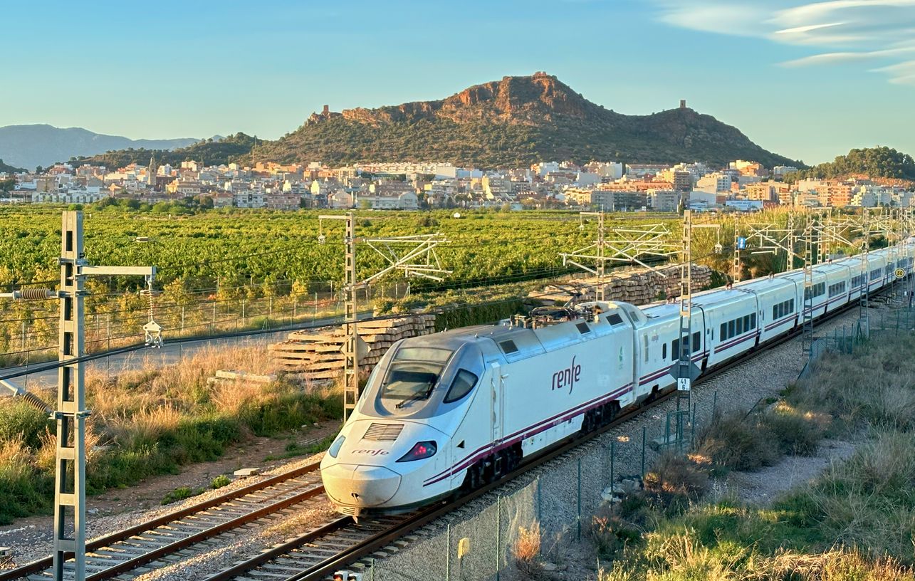 Tren de alta velocidad atravesando la Comunitat Valenciana.
