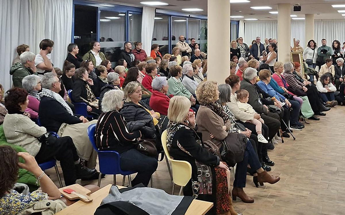 Hombres y mujeres asisten a uno de los talleres realizados por el 8M en Altea