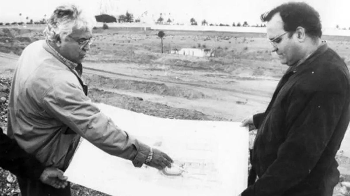 El arquitecto de la obra del estadio Pedro Medina (izq.) muestra, en el año 1995, un plano a Gonzalo Angulo, entonces consejero insular, sobre el terreno.