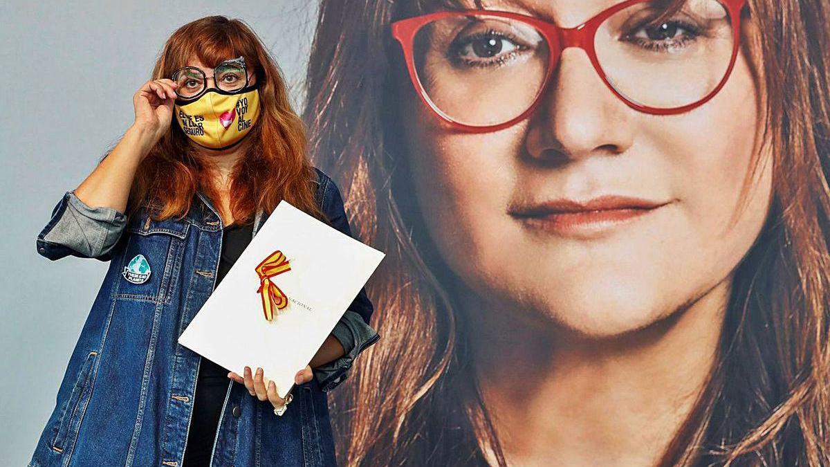 La directora catalana Isabel Coixet, con el premio en mano, ayer, en San Sebastián.