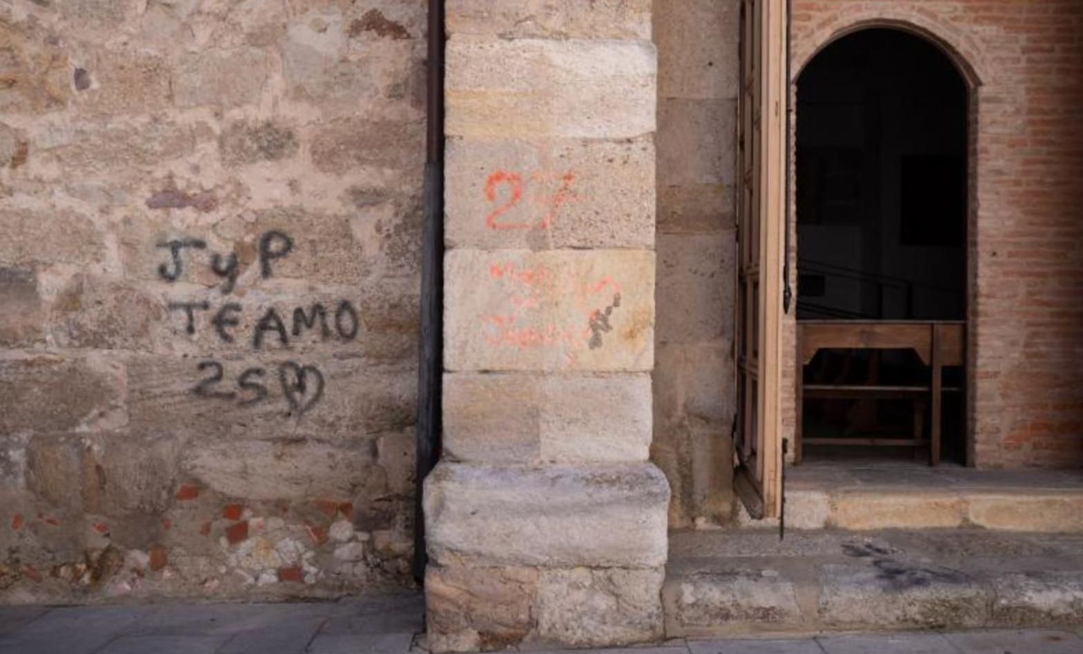 Pintadas en la iglesia de San Vicente que se atribuyen a las cuatro personas.