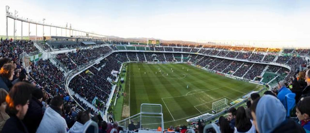 Una imagen de archivo de un partido en el estadio Martínez Valero.