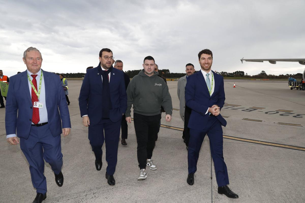 Así fue el recibimiento del pasajero dos millones en el aeropuerto de Asturias.