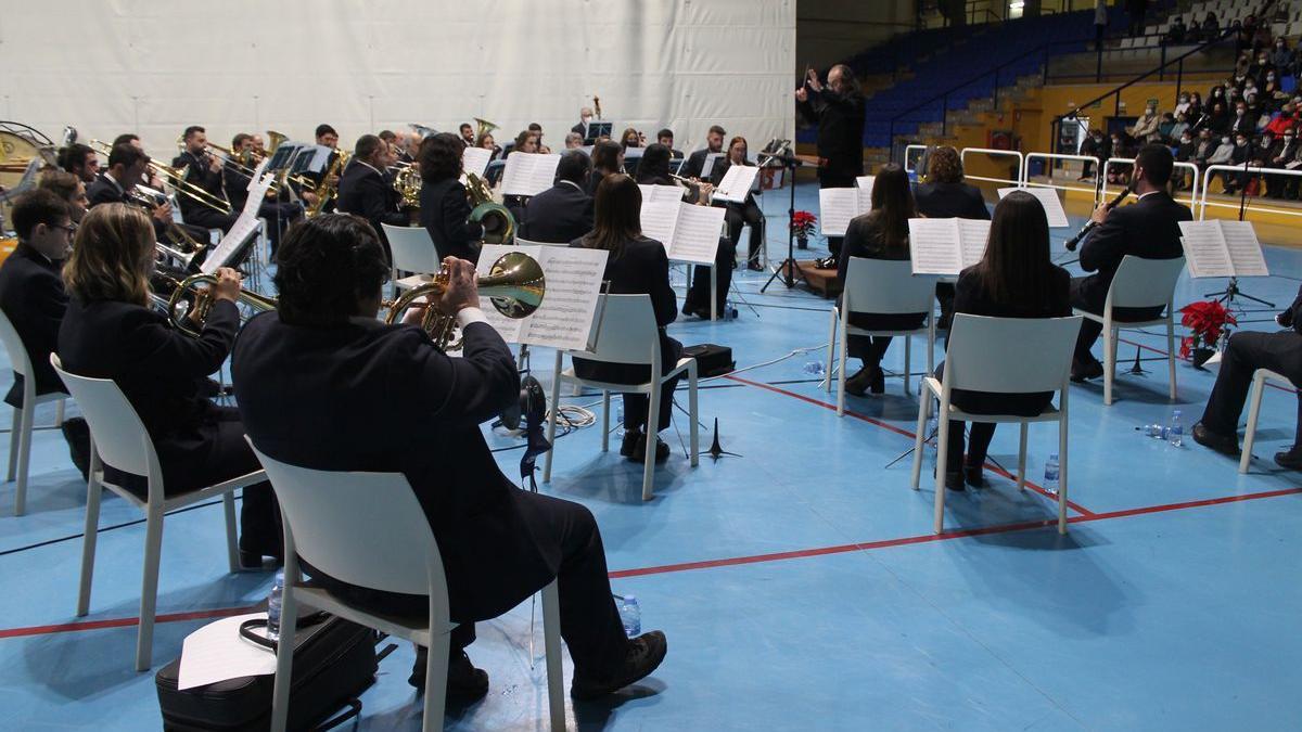 El polideportivo municipal ha sido el escenario del espectáculo musical a cargo de la banda dirigida por Josep Martí Juan