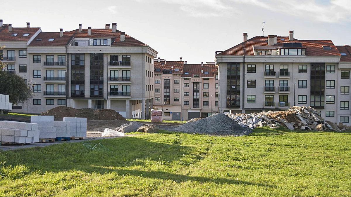 Material de construcción y restos de obra depositados en una parcela municipal urbana. |   // BERNABÉ/ANA AGRA