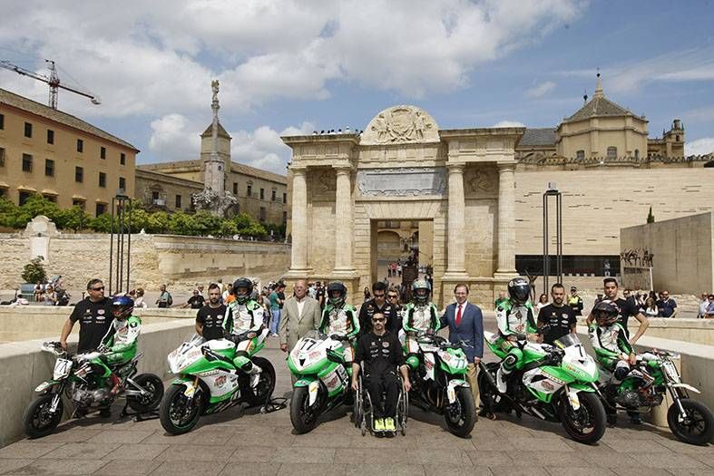 Las motos toman el puente Romano.