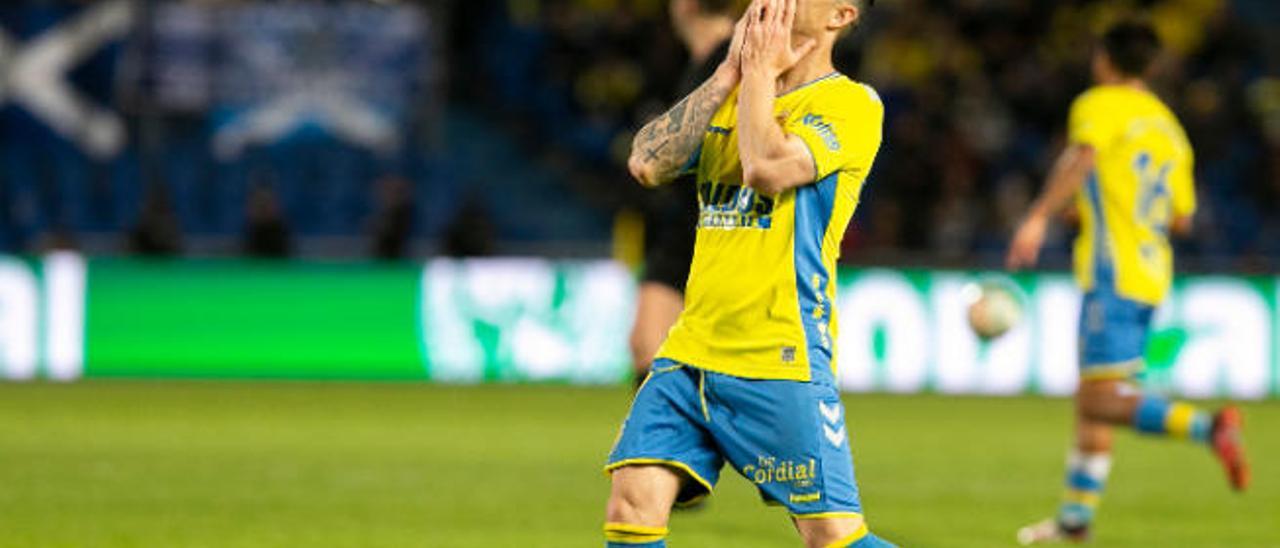 Rubén Castro, delantero de la UD Las Palmas, se lamenta tras una acción del partido del sábado ante el Tenerife.