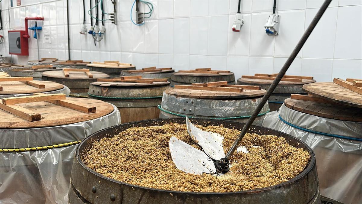 Botánicos y especias durante la maceración de Vermut Zarro, parte esencial de su elaboración tradicional.
