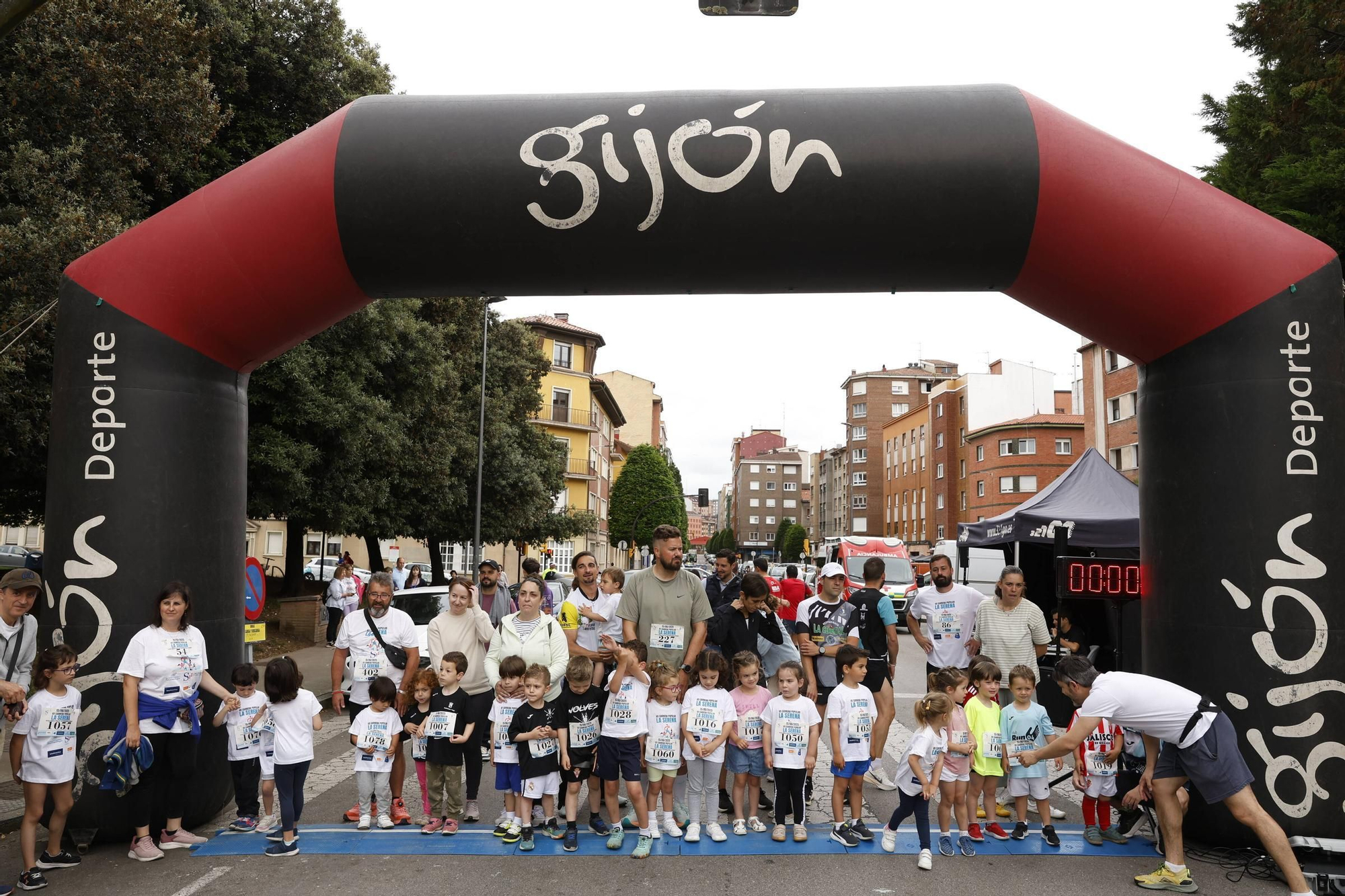 La carrera popular solidaria en El Llano, en Gijón, en imágenes