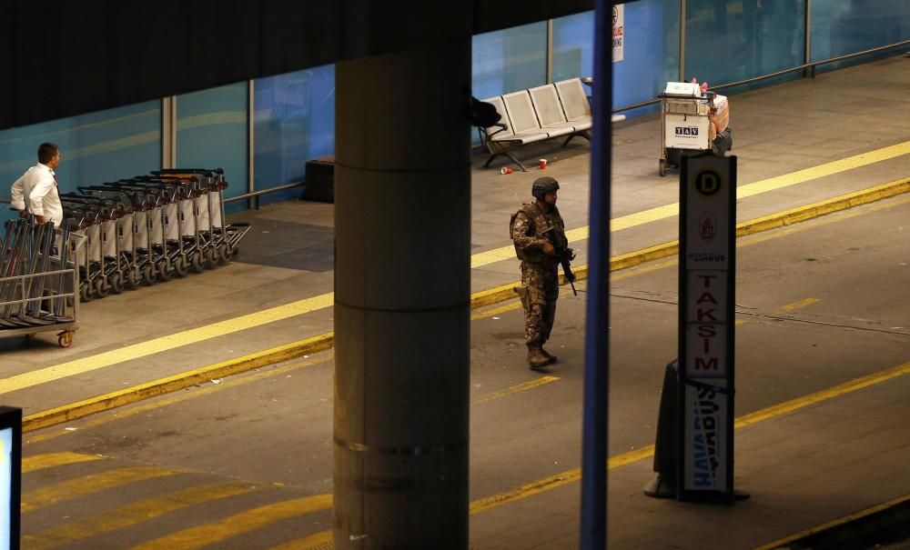 Cerca de 50 personas han muerto en un atentado contra el aeropuerto Atatürk, el mayor de Estambul.