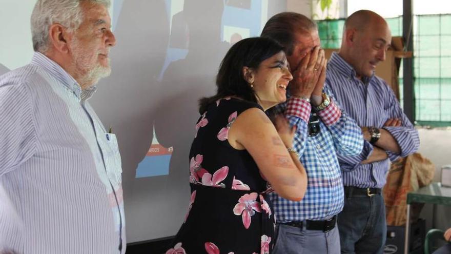 Antonio Rey, emocionado, se lleva las manos a la cara flanqueado por José Manuel Arias, Ámbar Álvarez y Óscar Rodríguez, ayer, durante el homenaje.