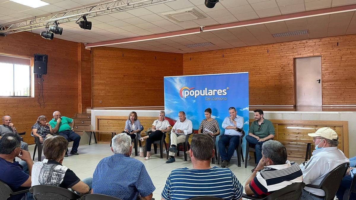 Reunión de alcaldes del PP en Faramontanos de Tábara.